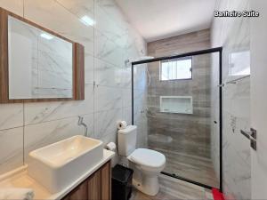 Casa novíssima com 2 quartos e 2 wc, 10 a 15 min centro e atrativos في فوز دو إيغواسو: حمام مع مرحاض ومغسلة ودش +29 صورة