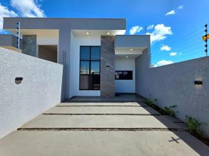 Casa novíssima com 2 quartos e 2 wc, 10 a 15 min centro e atrativos في فوز دو إيغواسو: تصور لمنزل حديث مع ممر للسيارات