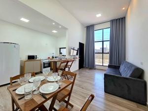 Casa novíssima com 2 quartos e 2 wc, 10 a 15 min centro e atrativos في فوز دو إيغواسو: غرفة معيشة مع طاولة وكراسي وأريكة