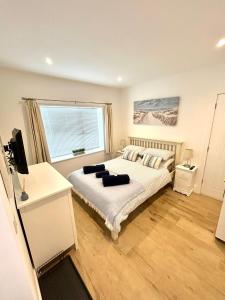 una camera da letto con un letto con due cuscini sopra di Salcombe Bolthole Room a Salcombe