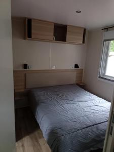 Postel nebo postele na pokoji v ubytování "Bungalow familial à Saint-Brevin-les-Pins avec piscine partagée" + 7 fotografií