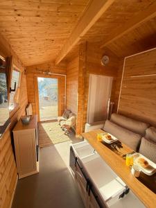 una cocina y sala de estar de una casa pequeña en Chalet d hiver, en Millau 13 fotos más