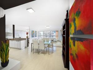 a kitchen and dining room with a table and chairs at YC 1701 Apartamento 2 BDR av Balboa in Panama City