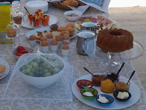 una tavola ricoperta di piatti di cibo su un tavolo di PEACE ROOMS a Pozzallo Altre 47 foto