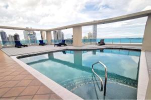 a swimming pool on the roof of a building at YC 1701 Apartamento 2 BDR av Balboa in Panama City