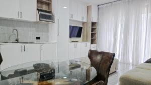 Η κουζίνα ή μικρή κουζίνα στο 2 Bed Forest Reserve & Gated community