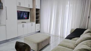 Μια τηλεόραση ή/και κέντρο ψυχαγωγίας στο 2 Bed Forest Reserve & Gated community