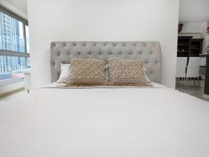 a bed with two pillows on it in a bedroom at YC 1701 Apartamento 2 BDR av Balboa in Panama City +36 photos
