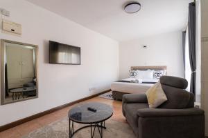 Μια τηλεόραση ή/και κέντρο ψυχαγωγίας στο Emeli Luxury Suite