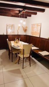 una sala da pranzo con tavolo e sedie di Maison MidCentury chaleureuse proche centre-ville a Strasburgo Altre 2 foto