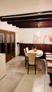 una sala da pranzo con tavolo e sedie di Maison MidCentury chaleureuse proche centre-ville a Strasburgo