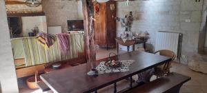 Μια τηλεόραση ή/και κέντρο ψυχαγωγίας στο Chambre d'hôtes Domaine de Laubal