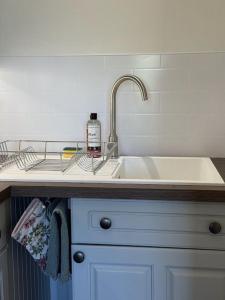 een aanrecht met een wastafel en een wastafel bij The Cottage in Borrowdale Valley +9 foto's