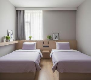 a room with two beds and a window at Özlem Apart&Pansiyon in Hatay