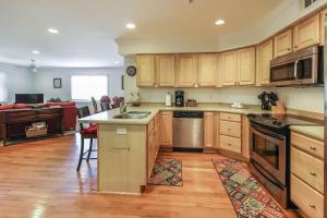 Una cocina o kitchenette en Sea Sight Villa B