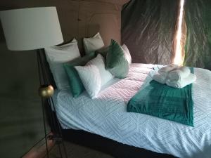 Ένα ή περισσότερα κρεβάτια σε δωμάτιο στο Elephant Memories