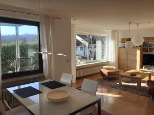 布拉河畔的海登海姆Ferienwohnung Josi , 64 qm 2 Zimmer的带桌子和大窗户的客厅