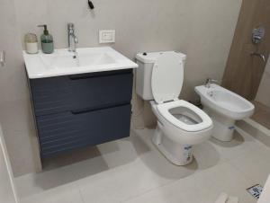 a bathroom with a toilet and a sink at Apart Ezeiza F- hasta 5 personas con cochera in Tristán Suárez