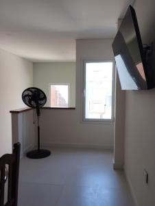 a room with a fan and a window at Apart Ezeiza F- hasta 5 personas con cochera in Tristán Suárez