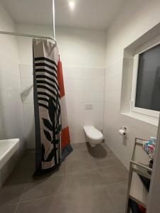 Un baño de Desert Rose 34 in Mayen 8 fotos más