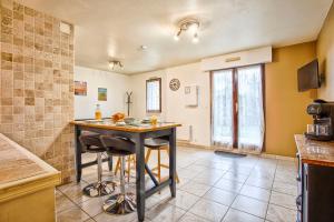 Kuchyň nebo kuchyňský kout v ubytování Cabourg Plage - Wifi & Jardin - Mer à 200m + 5 fotografií