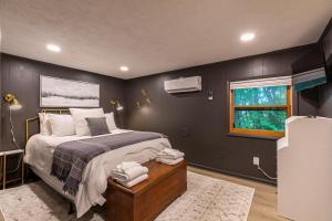 Ένα ή περισσότερα κρεβάτια σε δωμάτιο στο Blue Ridge Retreat at Linville Land Harbor +37 φωτογραφίες