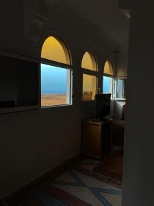 TV a/nebo společenská místnost v ubytování Cozy apartment with a sea view