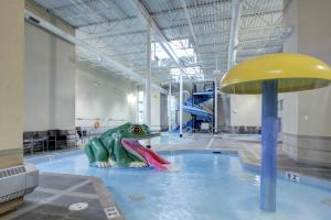 una piscina d'acqua con un dinosauro al centro di Rocky Mountain High at Grande Rockies Resort a Canmore