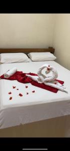 un letto con due asciugamani e cuori sopra di Pousada e Restaurante Cajutuba a Belterra