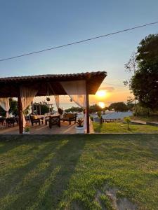 un gazebo con tramonto sullo sfondo di Pousada e Restaurante Cajutuba a Belterra