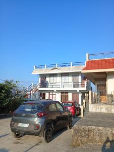 um carro estacionado em frente a uma casa em Arara ibt homestay em Cherrapunji
