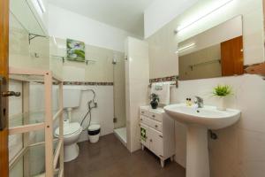 Ένα μπάνιο στο B22 - Rising Sun 2 Bed Flat +32 φωτογραφίες