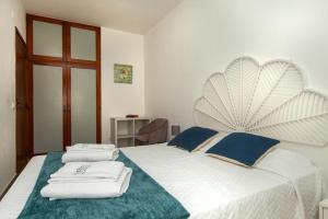 Ένα ή περισσότερα κρεβάτια σε δωμάτιο στο B22 - Rising Sun 2 Bed Flat