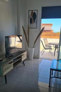 TV a/nebo společenská místnost v ubytování B2 Kiza Pegia Apt