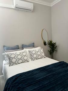 Postel nebo postele na pokoji v ubytování Rissie's Place + 15 fotografií