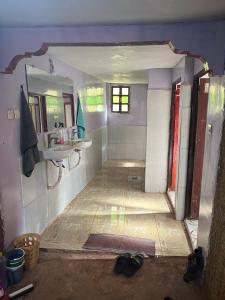 Un baño en construcción con lavabo y espejo. en Gite Megdaz Ouhadouch, en Megdaz