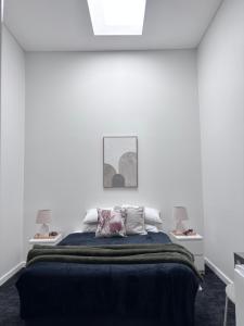 Postel nebo postele na pokoji v ubytování The Club Hotel Collie