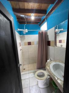 Koupelna v ubytování Onda Hostel Mompiche + 30 fotografií