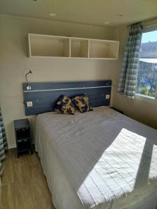 Ένα ή περισσότερα κρεβάτια σε δωμάτιο στο LigetLak Apartman Ház