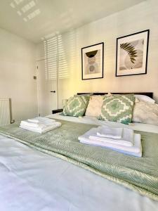En eller flere senge i et værelse på Barber House - Cosy Stylish 2 bed - Sleeps…