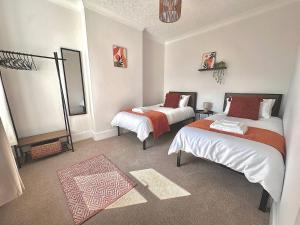 En eller flere senge i et værelse på Barber House - Cosy Stylish 2 bed - Sleeps…