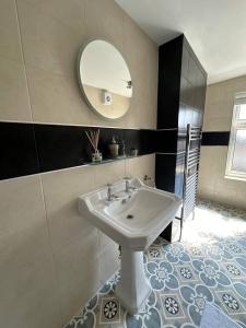 Et badeværelse på Barber House - Cosy Stylish 2 bed - Sleeps… + 37 billeder