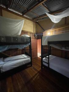 Postel nebo postele na pokoji v ubytování Onda Hostel Mompiche