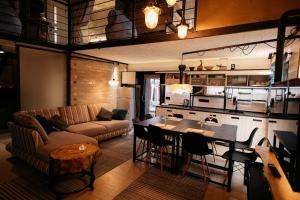 uma sala de estar com um sofá e uma mesa em loft apartments OLD MILL em Sarny