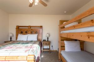 1 Schlafzimmer mit 2 Etagenbetten und einer Leiter in der Unterkunft Central and Cozy Townhouse in Fraser