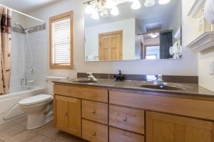 ein Badezimmer mit Waschbecken, Toilette und Spiegel in der Unterkunft Central and Cozy Townhouse in Fraser + 33 Fotos