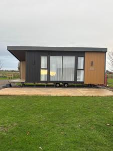 Το κτήριο όπου στεγάζεται  το κάμπινγκ