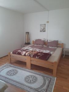 a bed in a room with a wooden frame at Cezar Slavko Vesna in Čačak