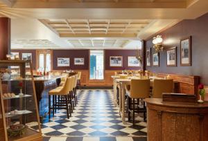 a restaurant with a checkered floor and tables and chairs at Daybreak Haven Red Lodge in Red Lodge