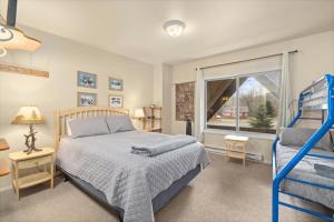 a bedroom with a bed and a window at Gunslinger Gateway Red Lodge in Red Lodge +29 photos